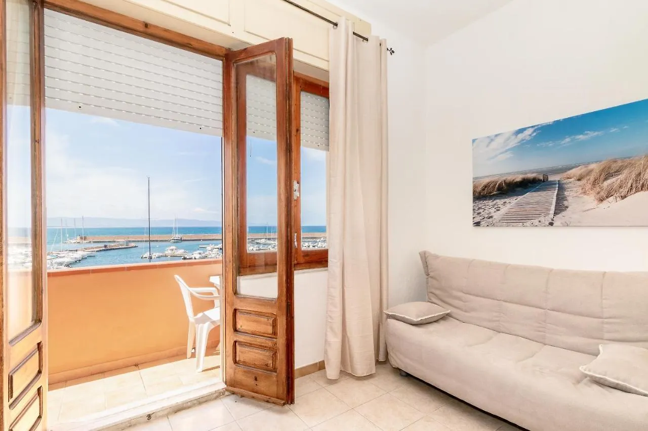 Casa Spiaggia Molo 4 ايزولا روسا 0*,  إيطاليا