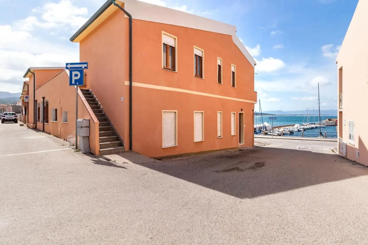 Casa Spiaggia Molo 4 ايزولا روسا 0*,  إيطاليا